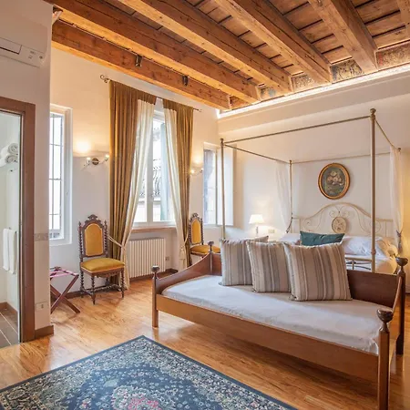 Corte Realdi Piazza Erbe Pensión 3*